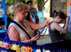 Expat buying jewelry in San Juan del Sur – Best Places In The World To Retire – International Living
